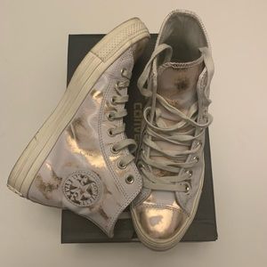 🎯SOLD🎯Converse High Top White and Gold